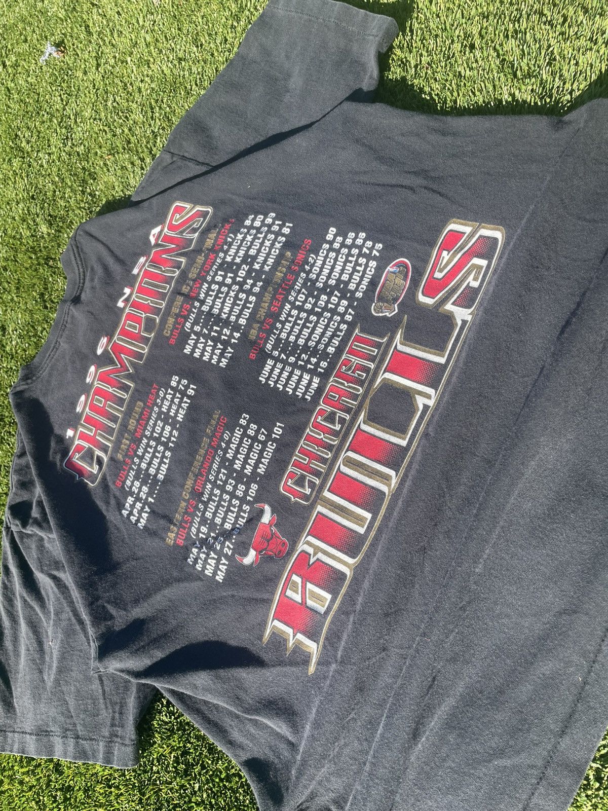 NBA VTG GRAIL 1996 BULLS NBA T-SHIRT 🐂 Size US XL / EU 56 / 4 - 9 Thumbnail