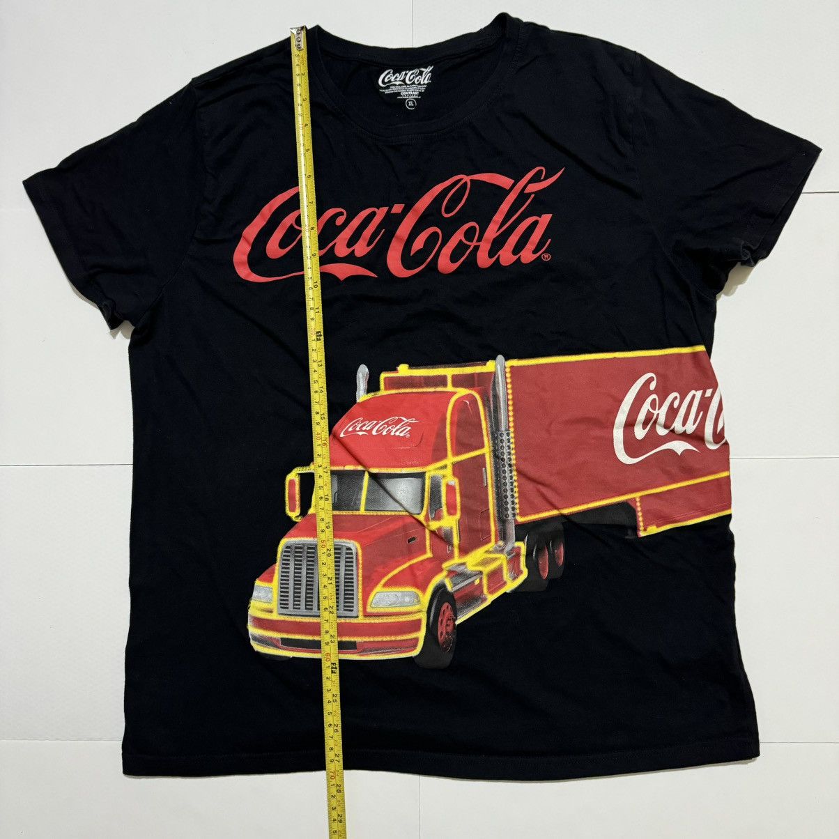 Coca Cola × Designer Official Coca Cola Christmas Truck Graphic Black T-Shirt Size US XL / EU 56 / 4 - 2 Thumbnail
