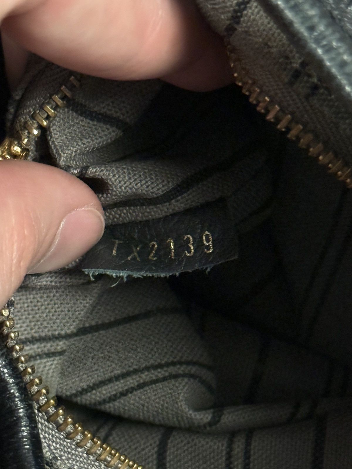 Louis Vuitton Louis Vuitton Artsy MM Black Purse $3400 Discontinued Size ONE SIZE - 16 Thumbnail