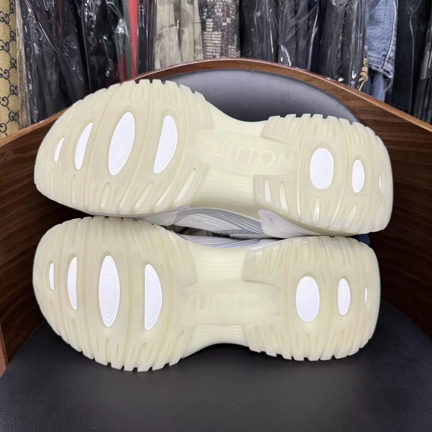 Louis Vuitton LV Run Away Monogram White 7.5US/41.5EU Size US 8.5 / EU 41-42 - 9 Thumbnail