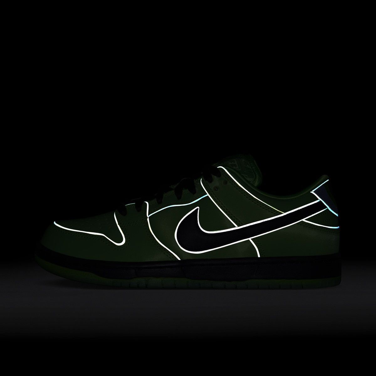 Nike Nike SB Dunk power puff girl Size US 10 / EU 43 - 16 Thumbnail