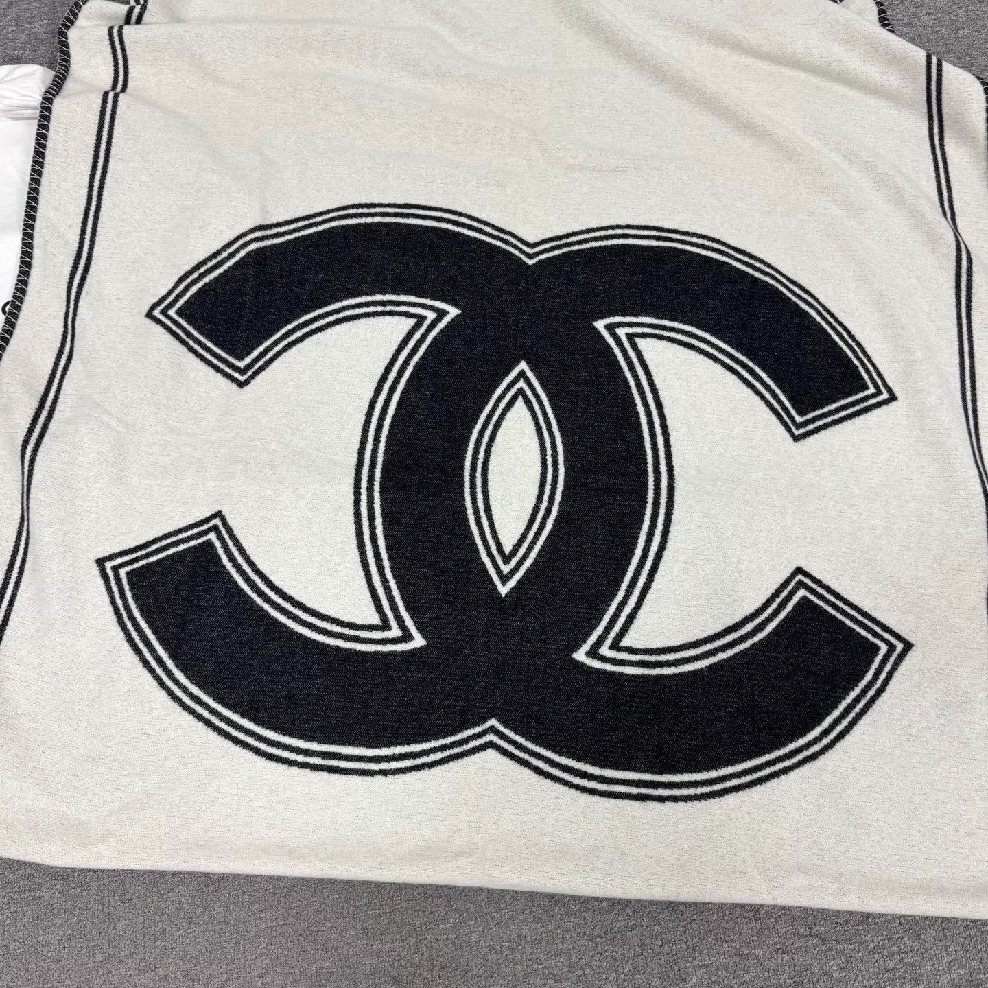 Chanel Chanel 21B CC Logo Double Face Cashmere-Wool Shawl 99 New Size ONE SIZE - 3 Thumbnail