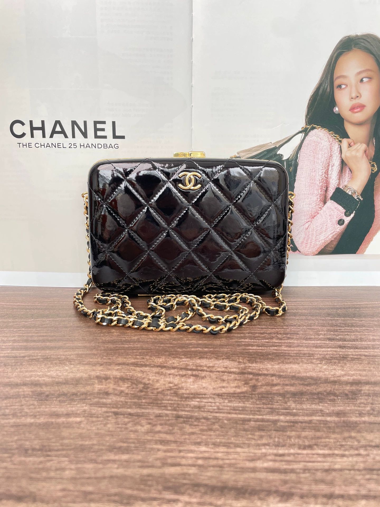 Chanel CHANEL 31 black gold patent leather clutch 18x12 no accs Size ONE SIZE - 1 Thumbnail