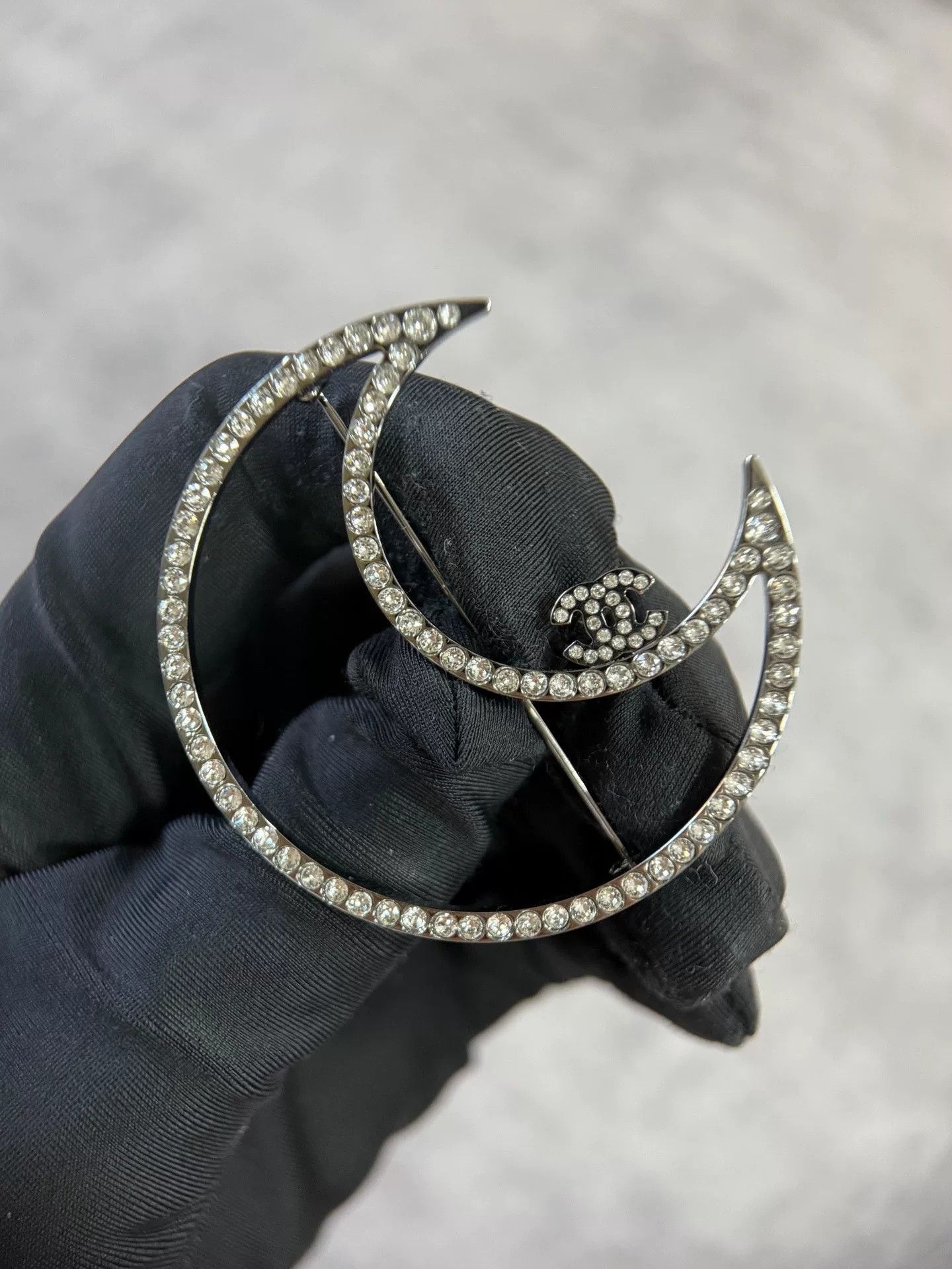 Chanel Chanel 17B Moon Cameo Brooch Size US XS / EU 42 / 0 - 1 Thumbnail