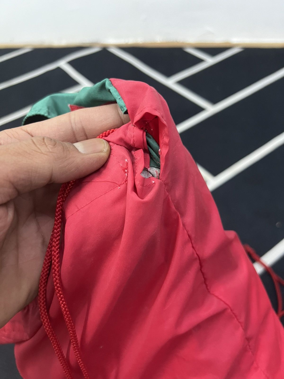 Japanese Brand Vintage Windbreaker cum bagpack Size US L / EU 52-54 / 3 - 19 Thumbnail