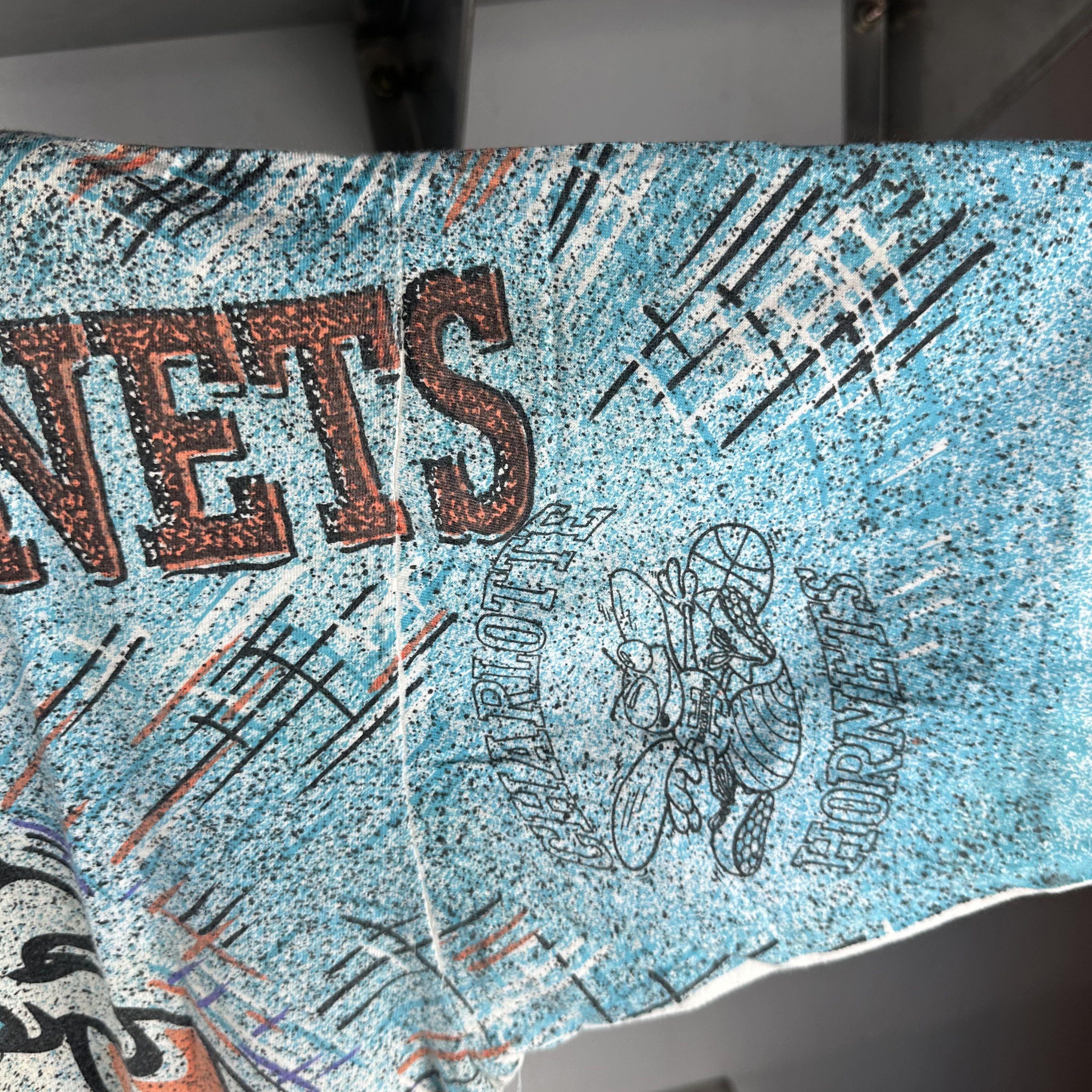 Vintage ​​​90s Charlotte Hornets All Over Print NBA AOP T-shirt Size US L / EU 52-54 / 3 - 6 Thumbnail
