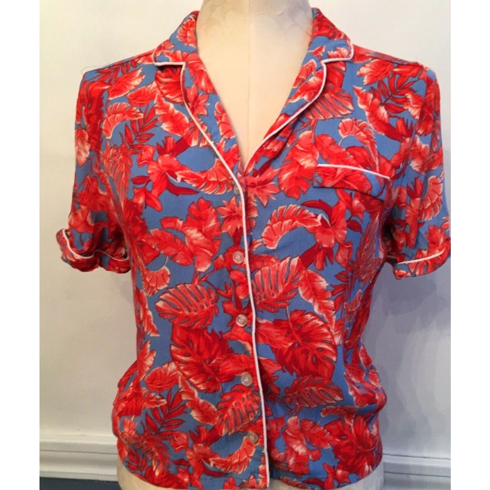 Forever 21 FOREVER 21 Shirt Adult Medium Red Hawaiian PJ Style Short Sleeve Button-Up Shirt Women’s 90s Modern Pattern: Hawaiian Decade: 90s Mens / Womens Size M / US 6-8 / IT 42-44 - 2 Thumbnail
