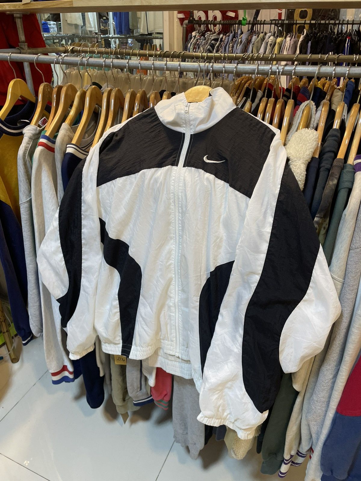 Nike Vintage Nike Windbreaker Jacket Size US S / EU 44-46 / 1 - 1 Thumbnail
