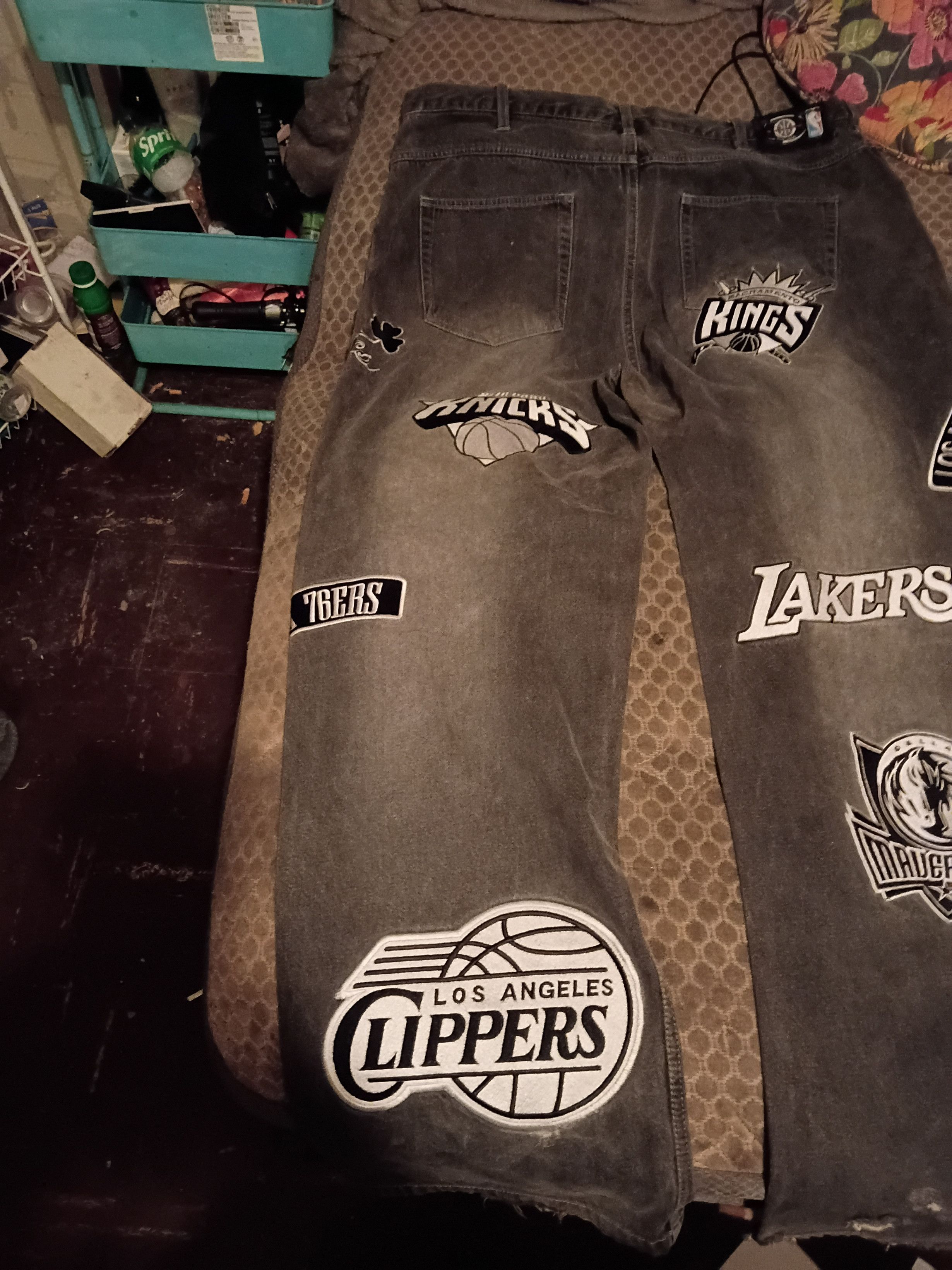 NBA Rare Vintage UNK NBA All-Over Multi-Patch Monochrome Jeans Size US 40 / EU 56 - 6 Thumbnail