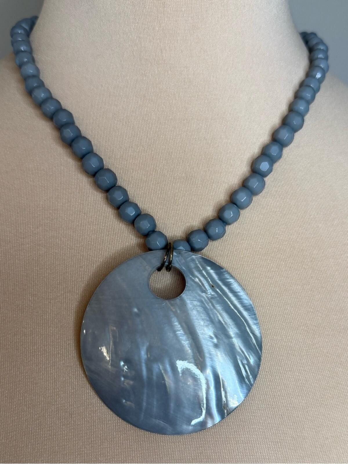 Other Bluish gray pearlescent beaded shell style necklace Size ONE SIZE - 1 Thumbnail