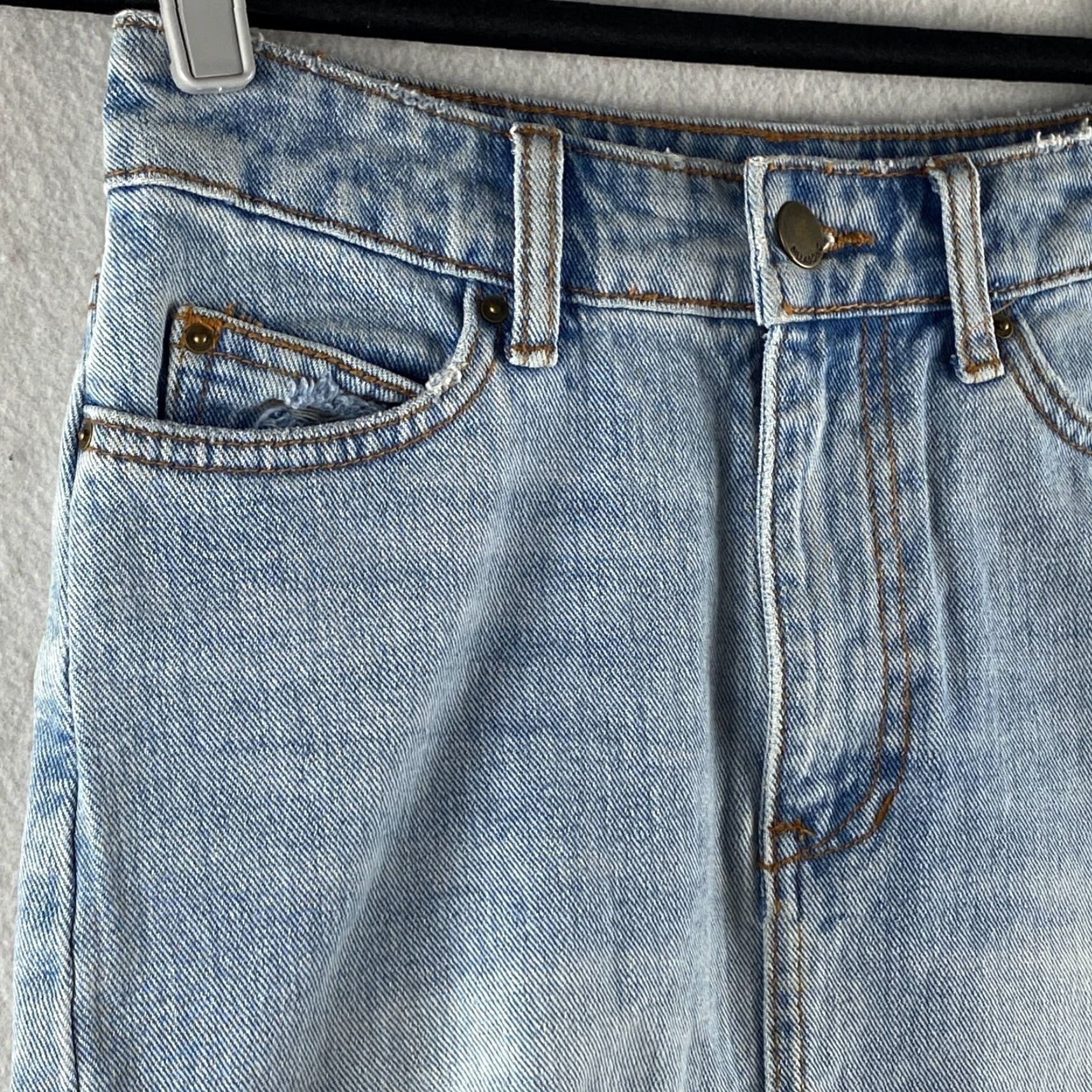 Billabong Billabong Denim Skirt Womens 24 Blue Mini Straight Ripped Distressed Light Wash Skirt Womens 24 Blue Billabong Denim Skirt Short Mini Size 42" / US 20 - 3 Thumbnail