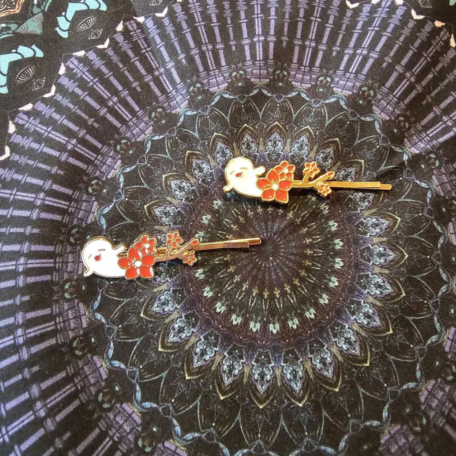 Designer Women's Ghost and Leave BobbyPins 4 total Size ONE SIZE - 1 Thumbnail
