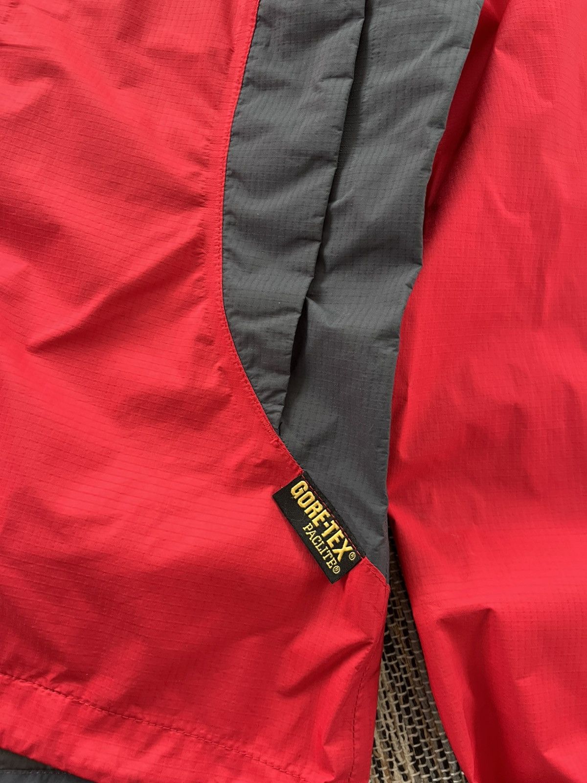 Berghaus Vintage Berghaus GoreTex PacLite Red windbreaker Jacket Y2K Size M / US 6-8 / IT 42-44 - 8 Thumbnail
