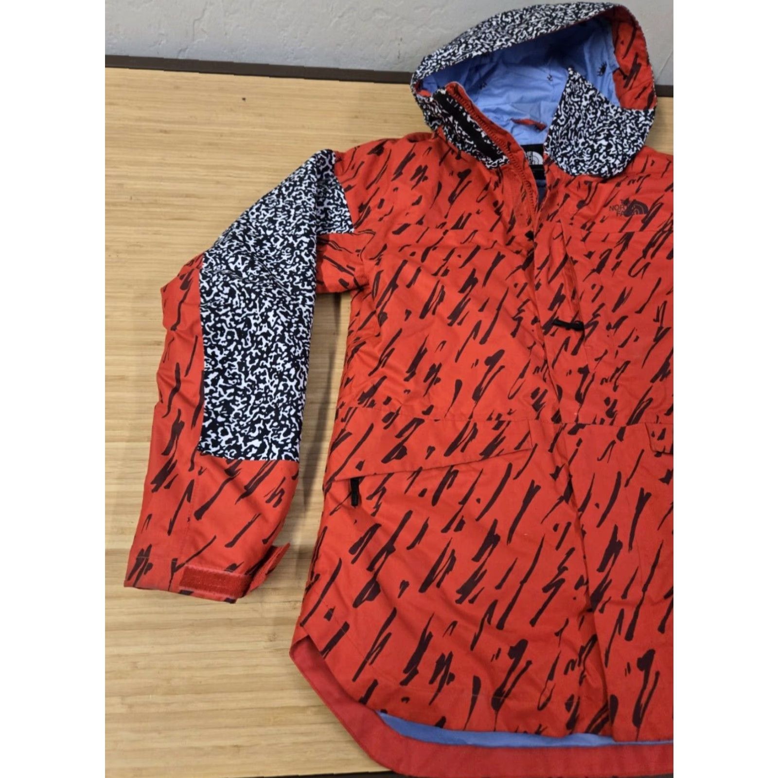 The North Face The North Face DryVent Hooded Rain Jacket Women's Medium Red Windbreaker Hooded Jacket Womens M Red The North Face Size M / US 6-8 / IT 42-44 - 4 Thumbnail