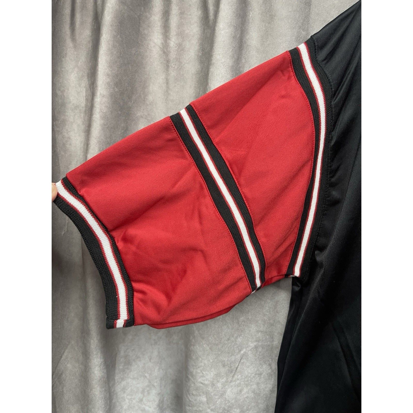 Reebok Vtg 1995 Reebok Basketball V-Neck Sweatshirt NWT Black Red W Size US L / EU 52-54 / 3 - 5 Thumbnail