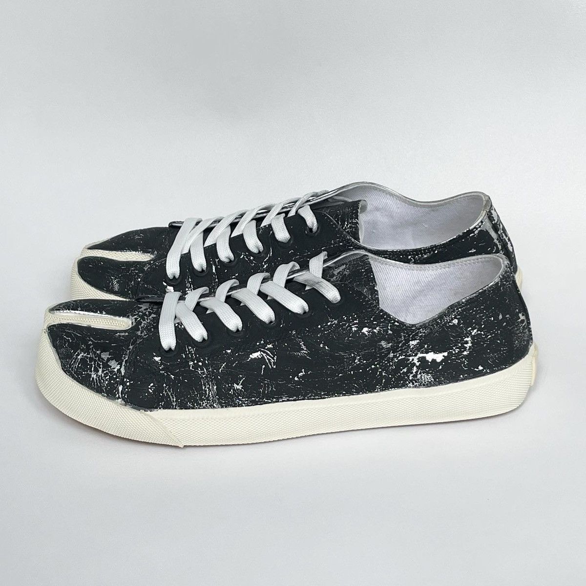 Maison Margiela Painted Leather Tabi Sneakers Size US 10 / EU 43 - 2 Thumbnail
