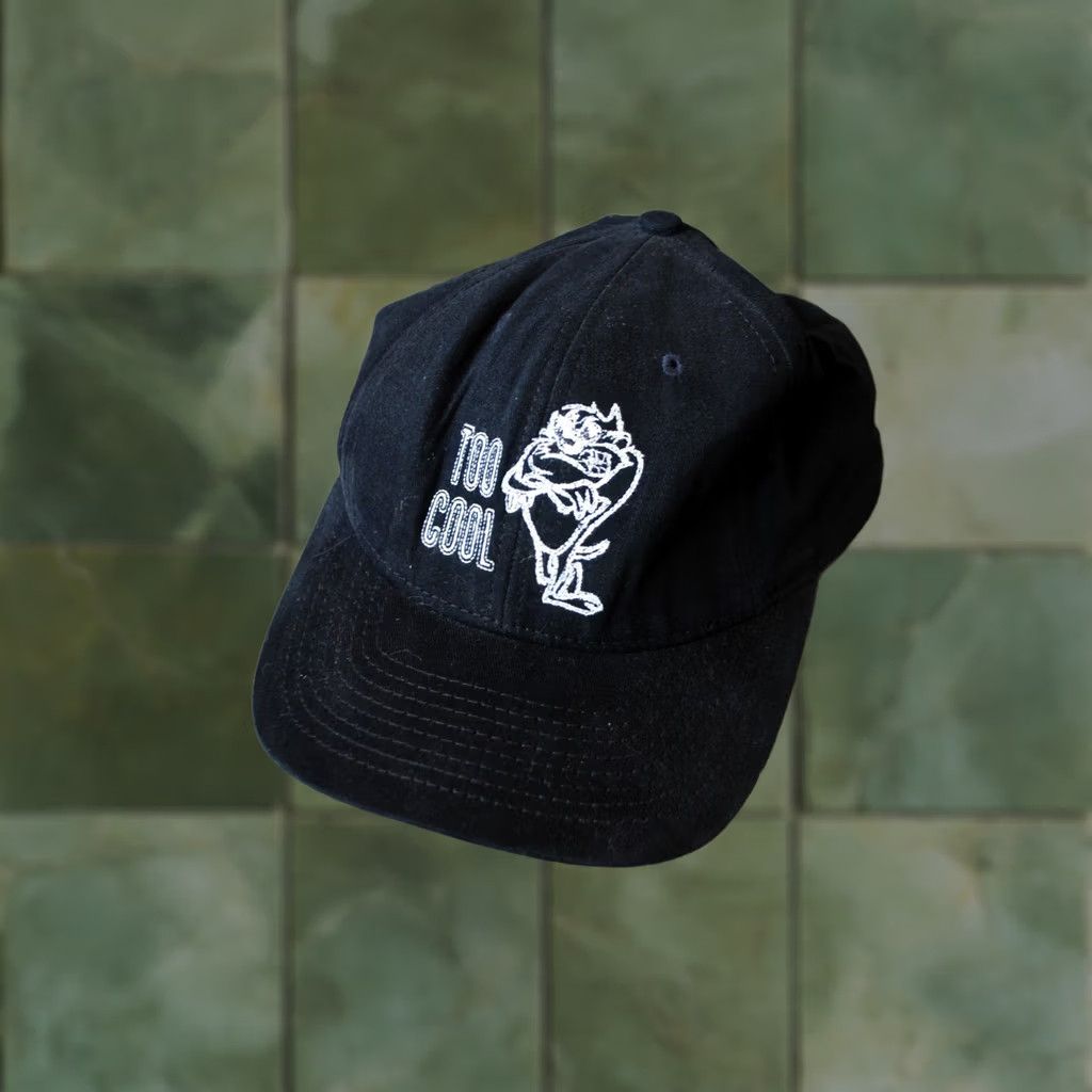 Vintage VINTAGE WARNER BROS STORE 1990'S TOO COOL TAZMANIA DEVIL TAZ BLACK BASEBALL CAP Size ONE SIZE - 1 Thumbnail