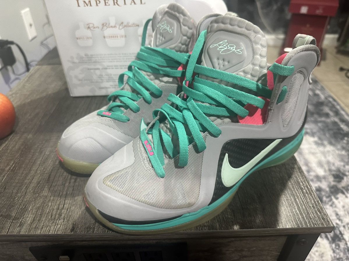 Nike Retro South Beach 9 Lebrons Size US 9.5 / EU 42-43 - 1 Thumbnail
