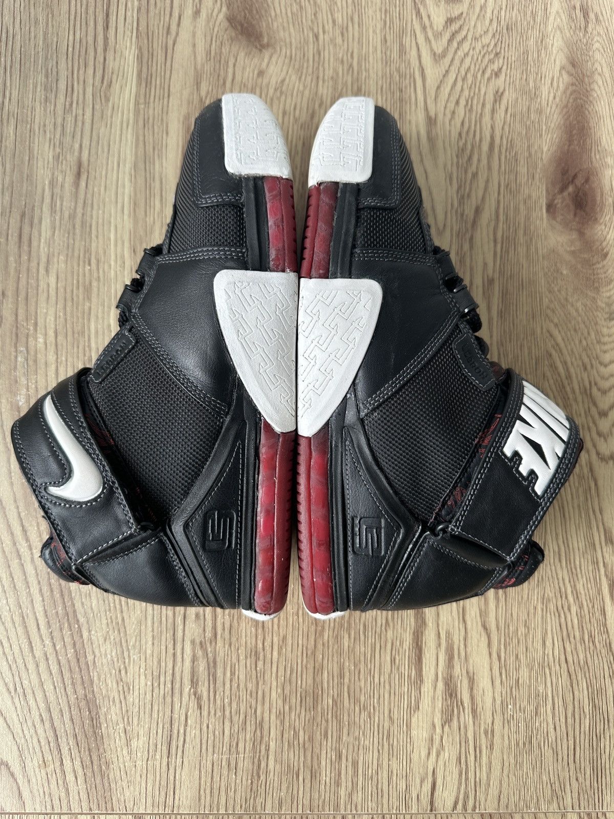 Nike Nike Air Zoom Generation II (LeBron 2)Black/White/Red OG Box Size US 10.5 / EU 43-44 - 2 Thumbnail