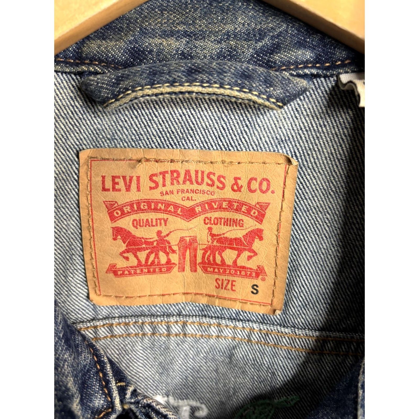 Levi's Levis Denim Jacket Mens Small Blue Trucker Embroidered Earth Patch Distressed Size US S / EU 44-46 / 1 - 3 Thumbnail