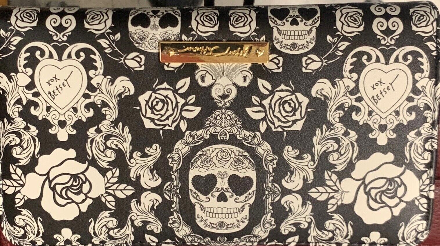 Designer Betsey Johnson Black Zip Wristlet Wallet Skulls Flowers Size ONE SIZE - 3 Thumbnail