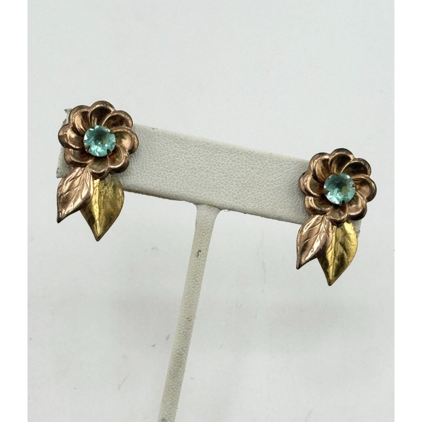 Vintage Vintage blue glass flower screw back earrings Size ONE SIZE - 1 Thumbnail