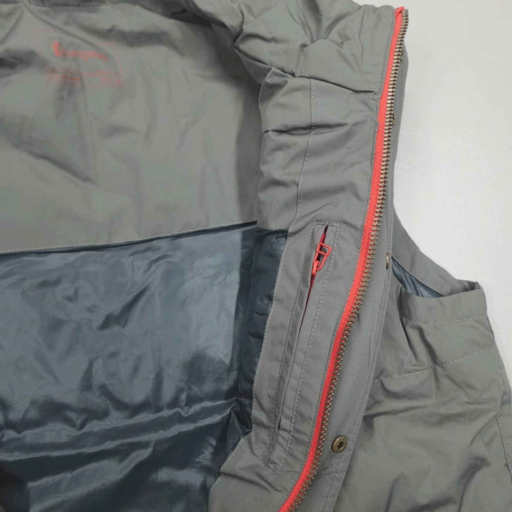 Cotopaxi Cotopaxi Vest Men XL Canvas Waterproof Dridown 650F Tianjin Grey Spring Winter Fall Hiking Puffer Jacket Stand-Up Collar Zipped Pockets Logo Size US XL / EU 56 / 4 - 6 Thumbnail