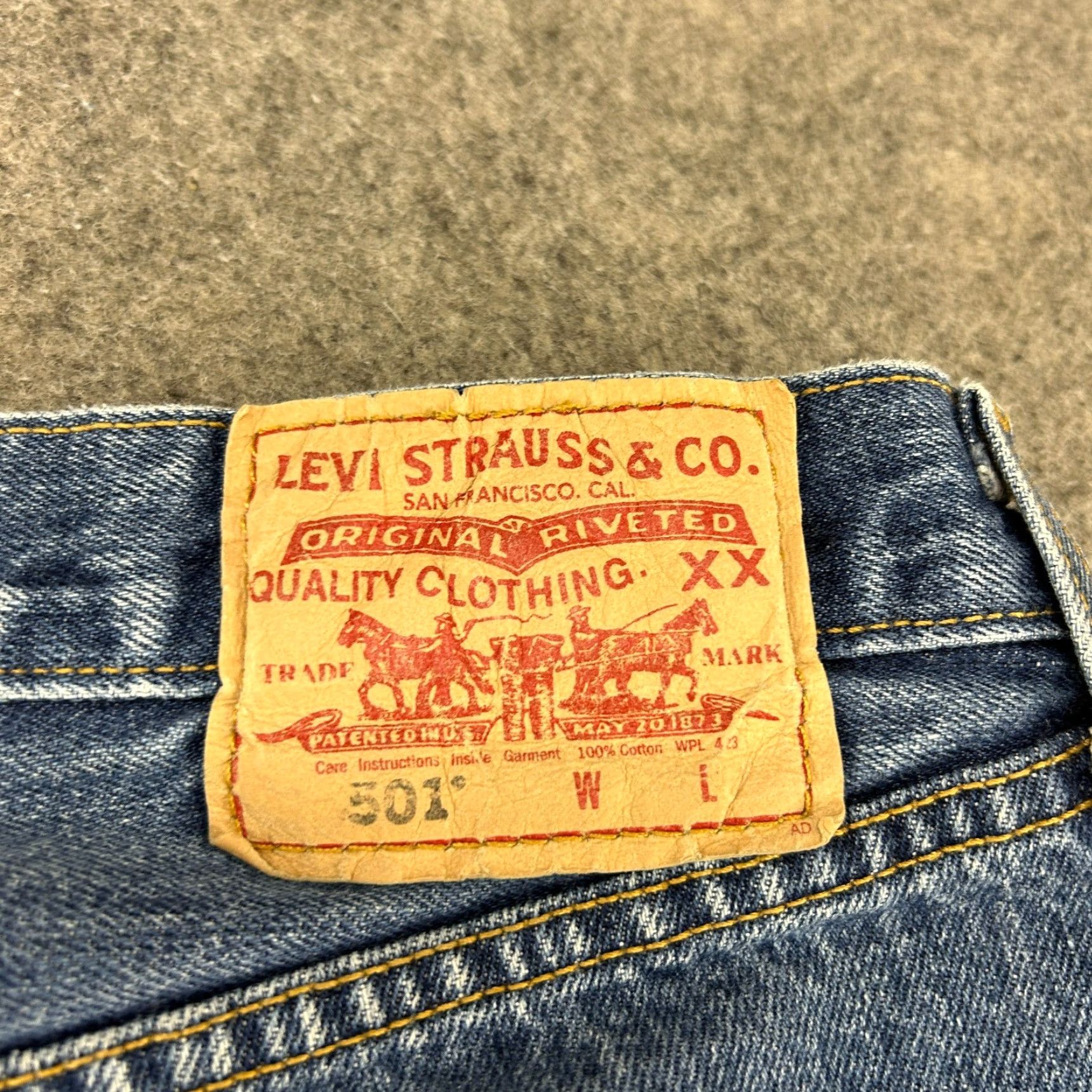 Levi's VINTAGE Levi's 501 Jeans Mens 33x30 Blue Straight Leg Regular Fit Medium Wash 90s Mens Size US 33 - 3 Thumbnail
