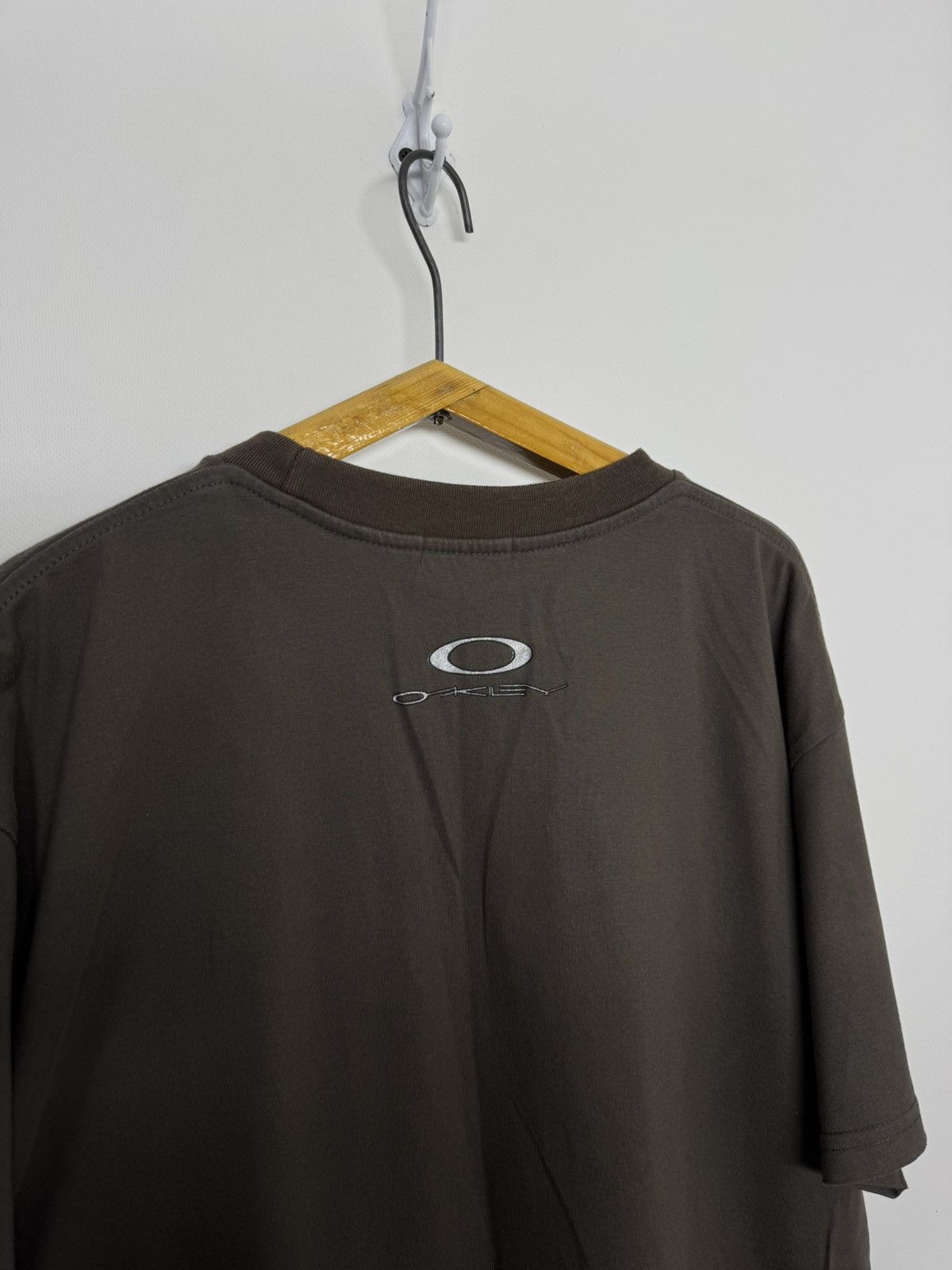 Oakley Vintage OAKLEY Center Logo T Shirt Hype Rare Gorpcore Size US L / EU 52-54 / 3 - 10 Thumbnail
