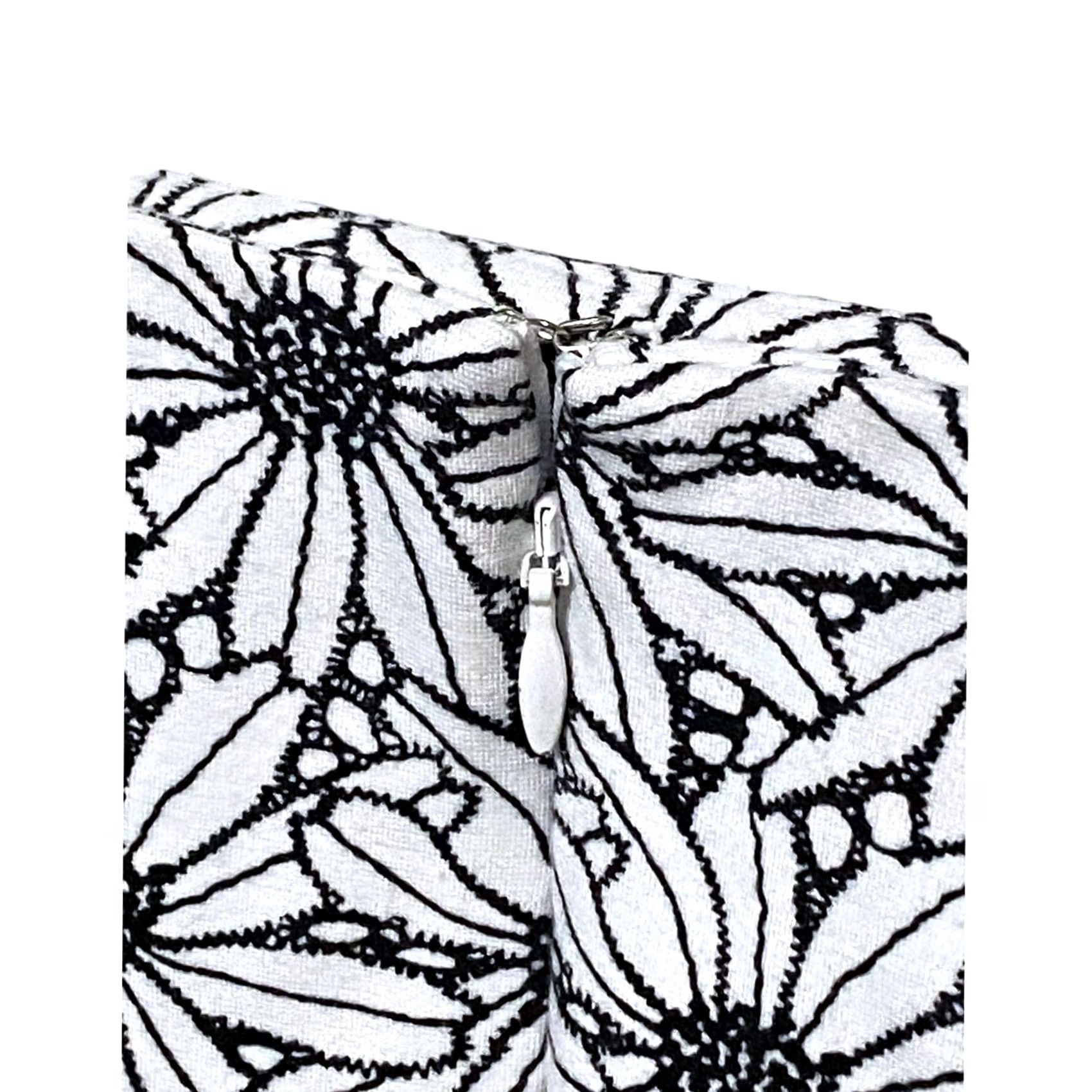 J.McLaughlin J. McLaughlin Floral Skirt White 4 Knee Length Women Regular Zip Stretch Monochrome Quiet Luxury Career Classic Size 27" / US 4 / IT 40 - 5 Thumbnail