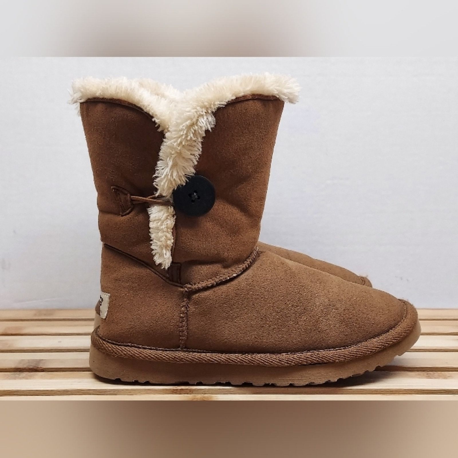 Ugg UGG Womens Chestnut Bailey Button Winter Boots Size 6 Size US 6 / IT 36 - 6 Thumbnail