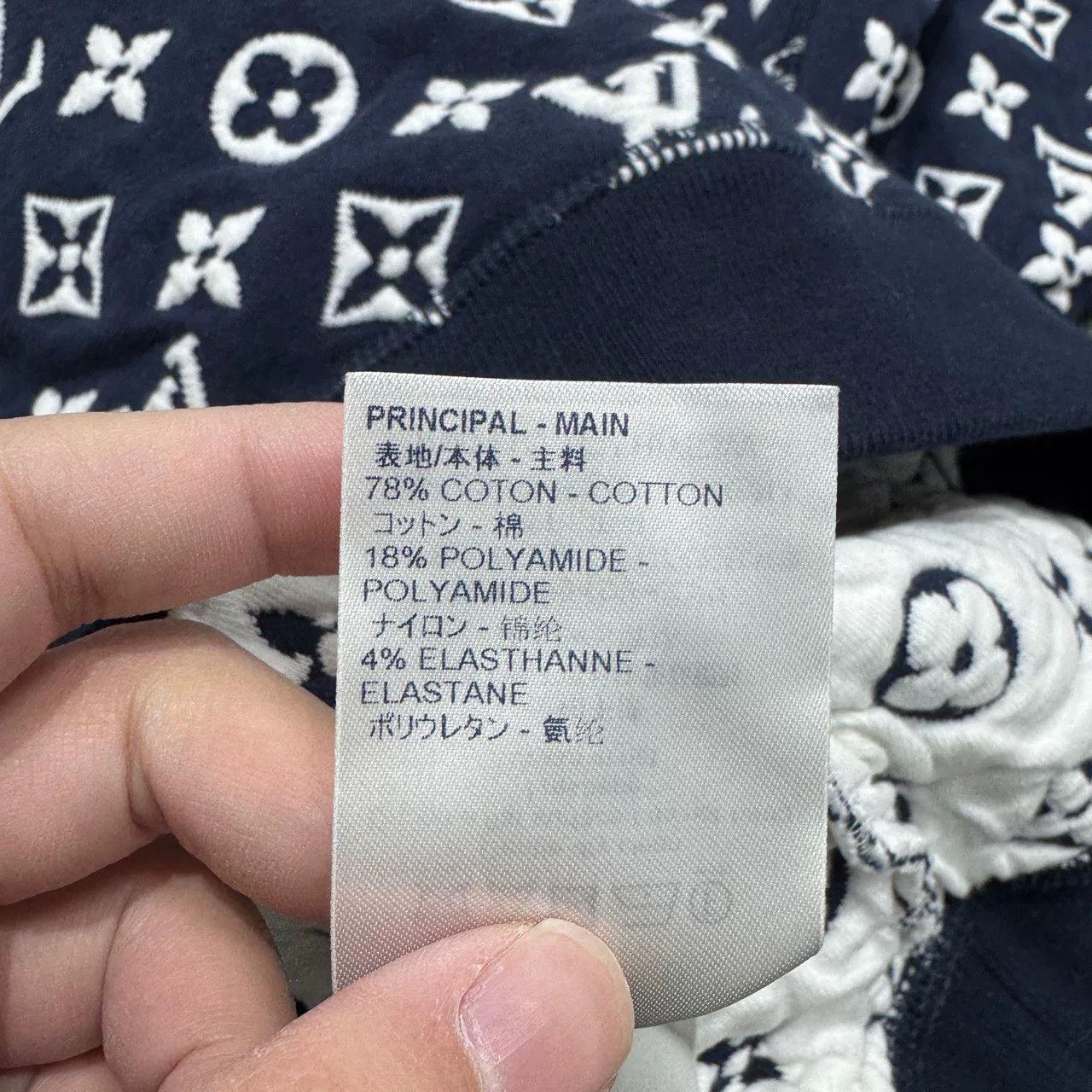 Louis Vuitton louis vuitton embossed logo sweatshirt in navy. Size US L / EU 52-54 / 3 - 5 Thumbnail