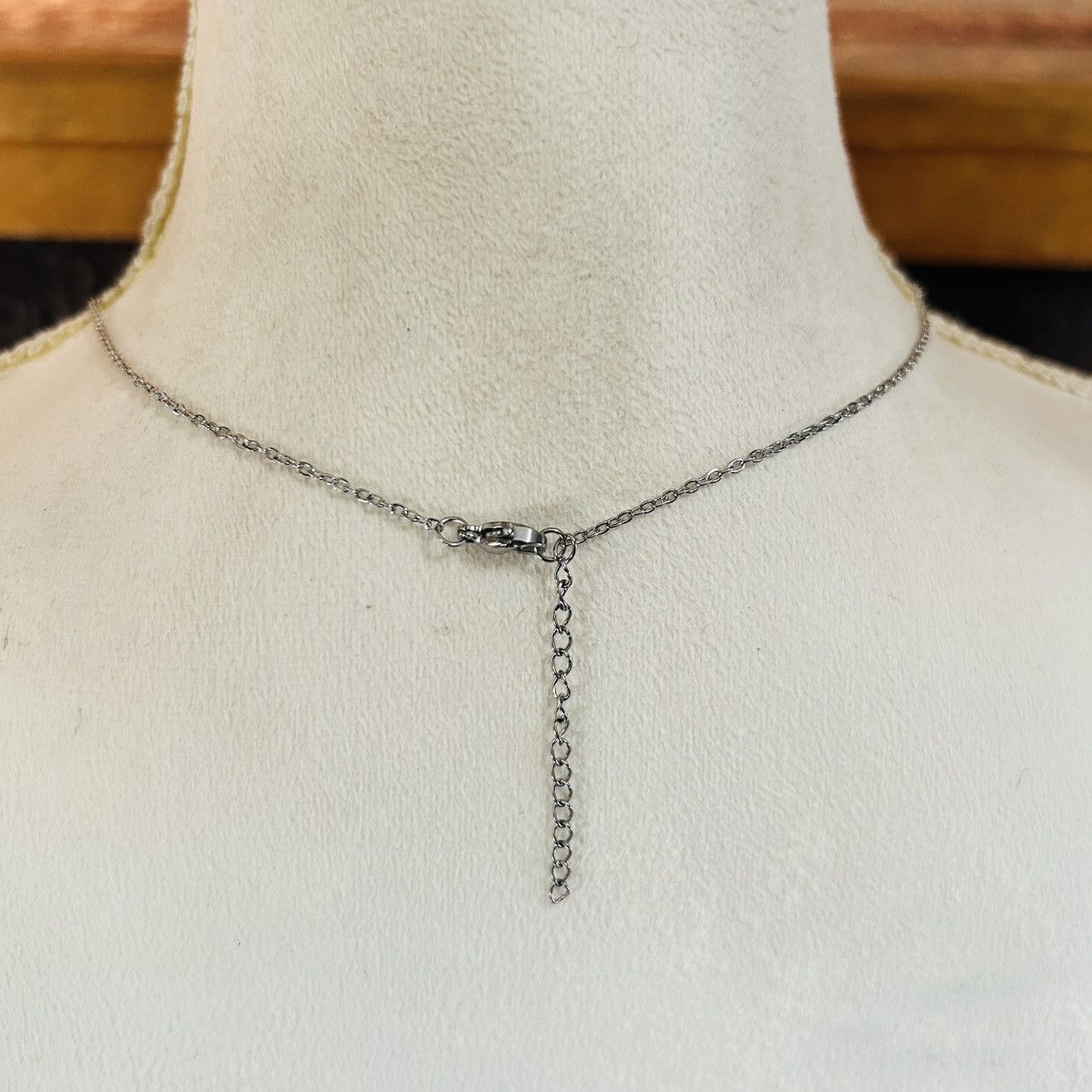 Vintage Vintage Saint Mary Miraculous pendant on chain necklace Size ONE SIZE - 4 Thumbnail
