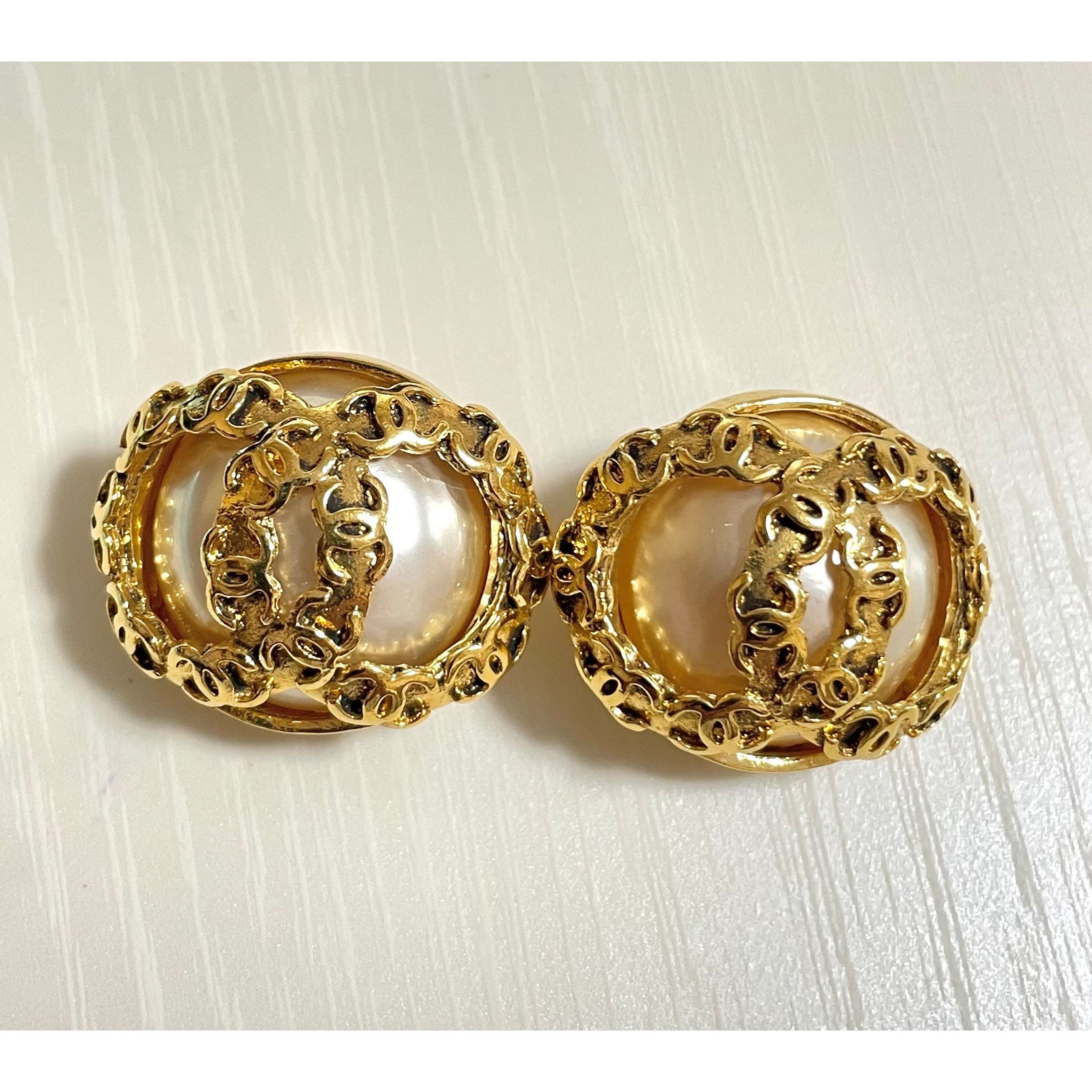 Chanel Vintage CHANEL large golden faux pearl CC earrings Size ONE SIZE - 6 Thumbnail