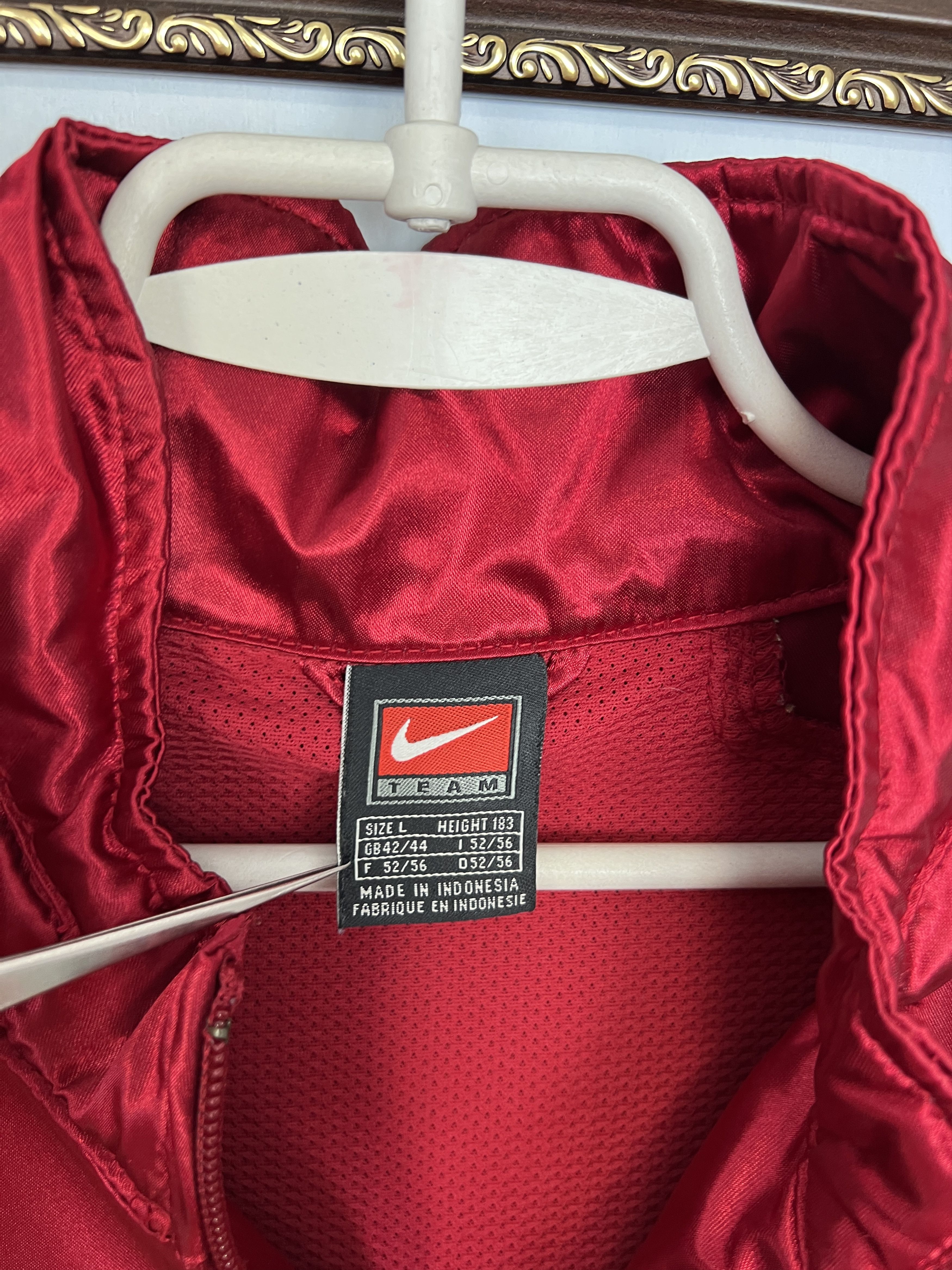 Nike Vintage Nike FC Barcelona Nylon Red Jacket Soccer Size US L / EU 52-54 / 3 - 9 Thumbnail