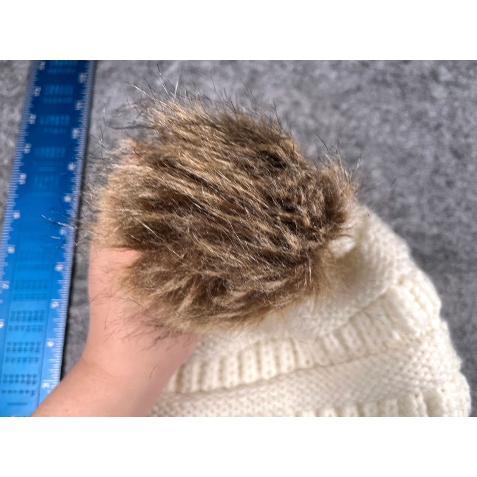 Vintage Gertex Women’s White Striped Knit Beanie Toque One Size Acrylic Faux Fur Pom Outdoor Size ONE SIZE - 3 Thumbnail
