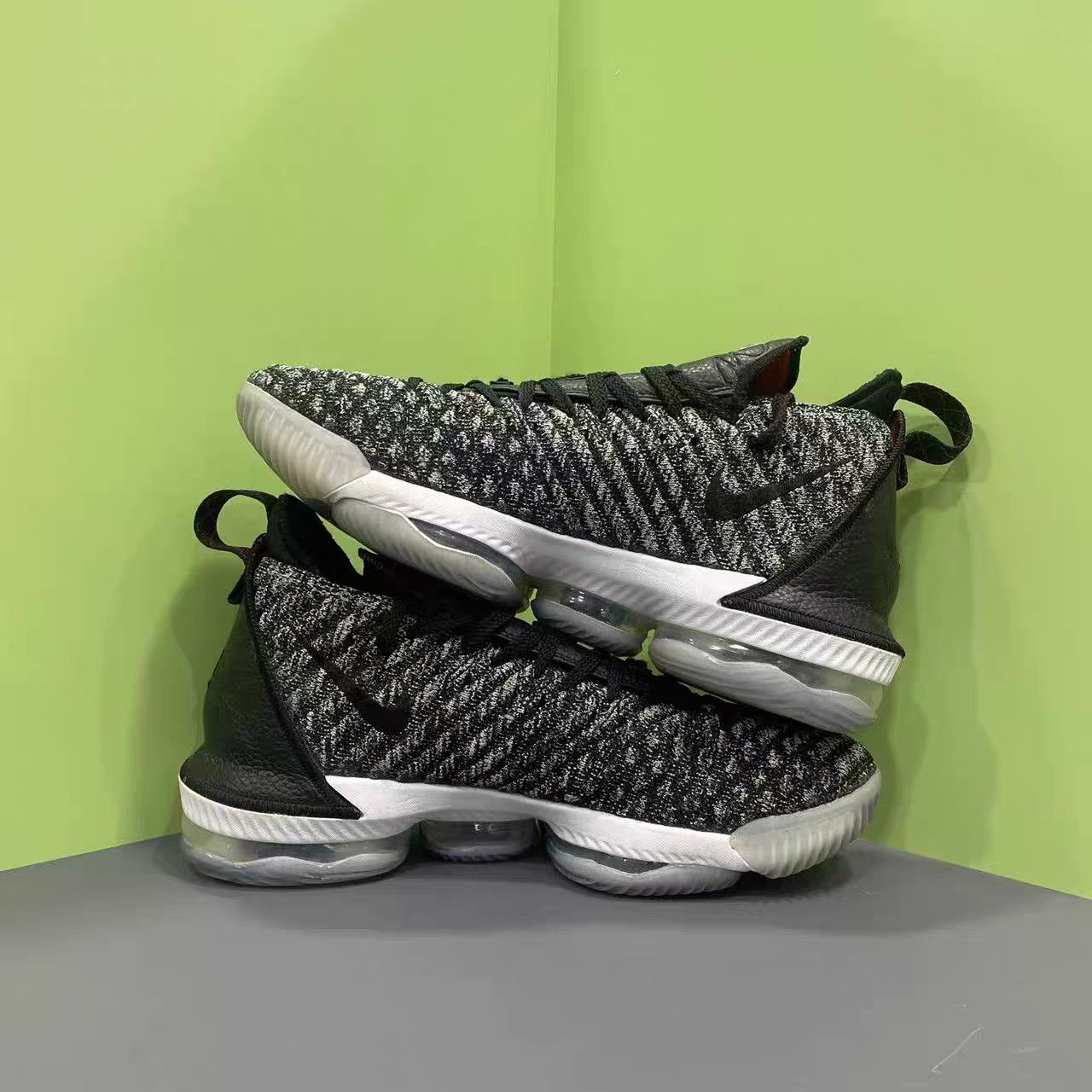 Nike Nike LeBron 16 Oreo Black & White Basketball Shoes K15 Size US 9.5 / EU 42-43 - 5 Thumbnail