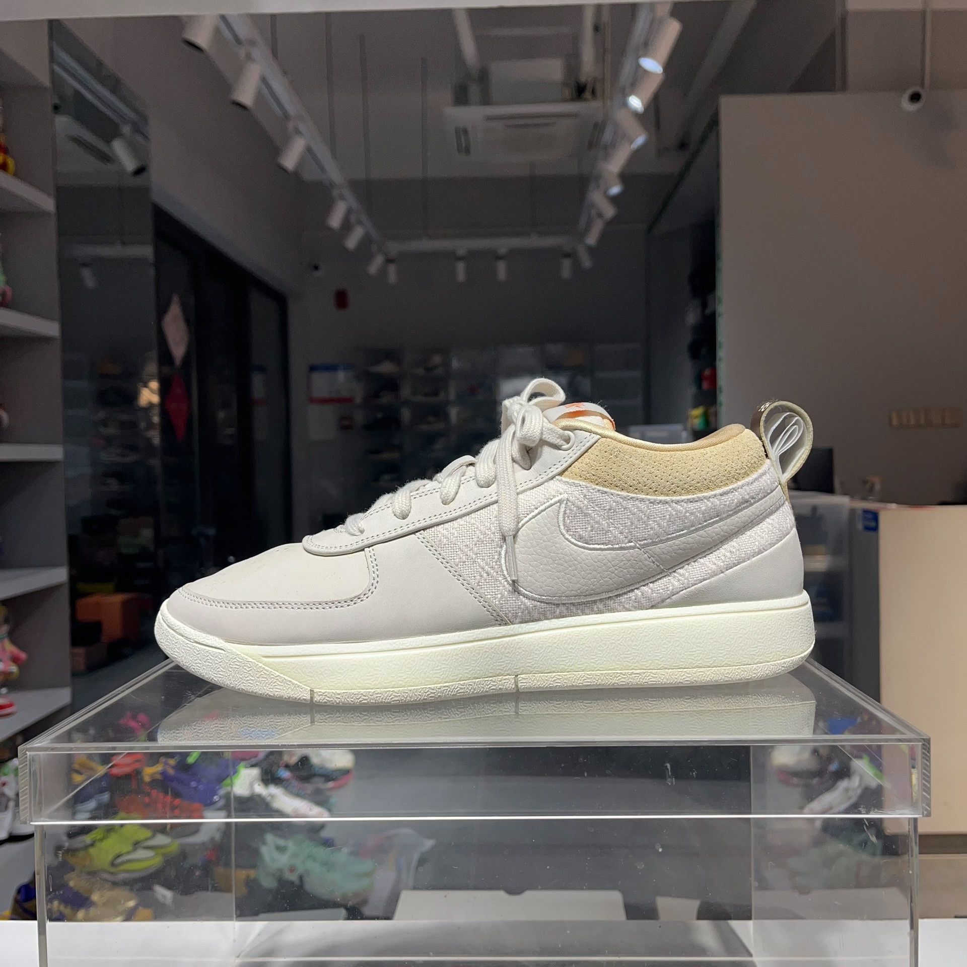 Nike Nike White Lowtop Sneakers 13 Men Size US 13 / EU 46 - 1 Thumbnail