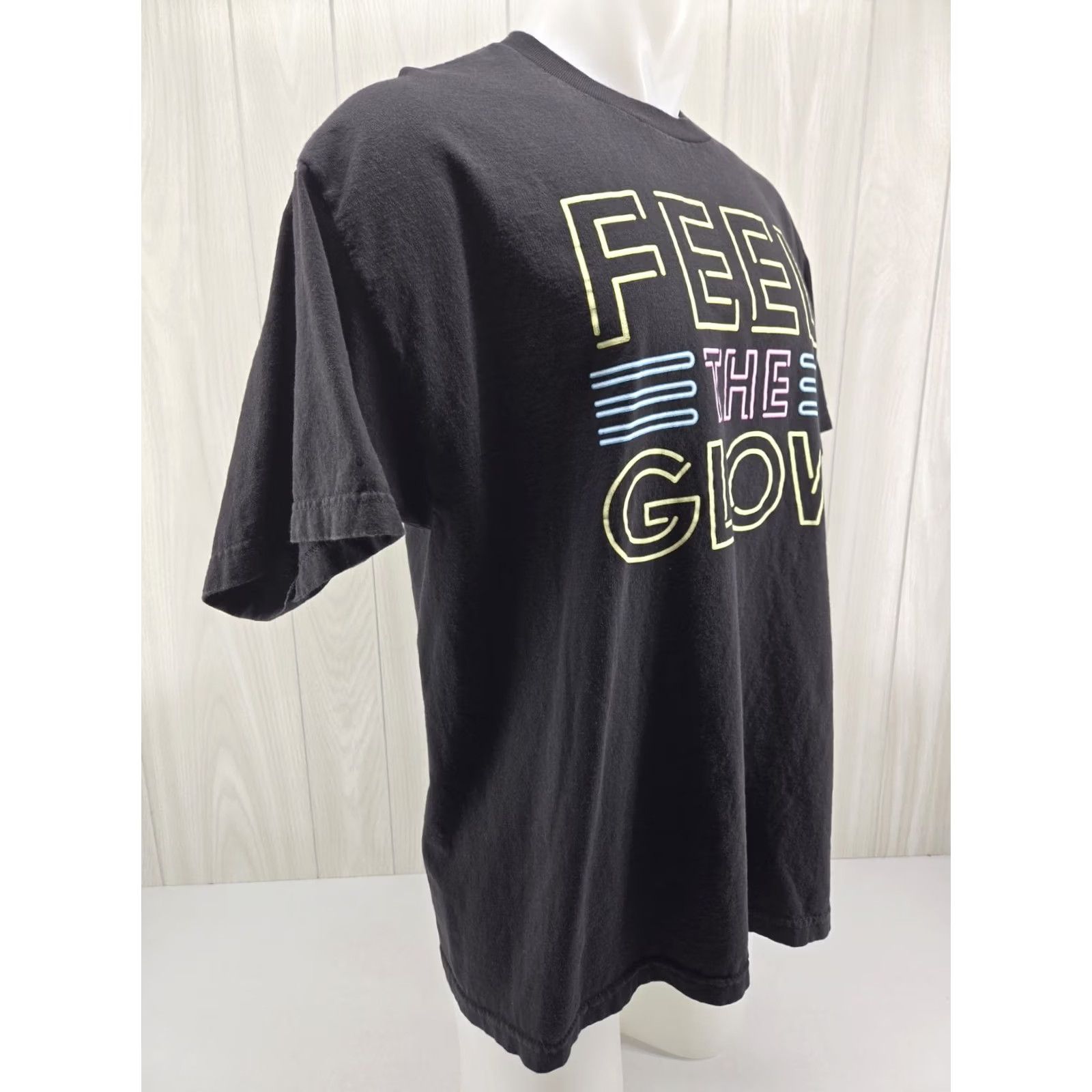 Vintage WWE Authentic Naomi Feel The Glow Black T-Shirt XL Men Wresting Graphic Retro Neon Shirt Size XL Size US XL / EU 56 / 4 - 6 Thumbnail