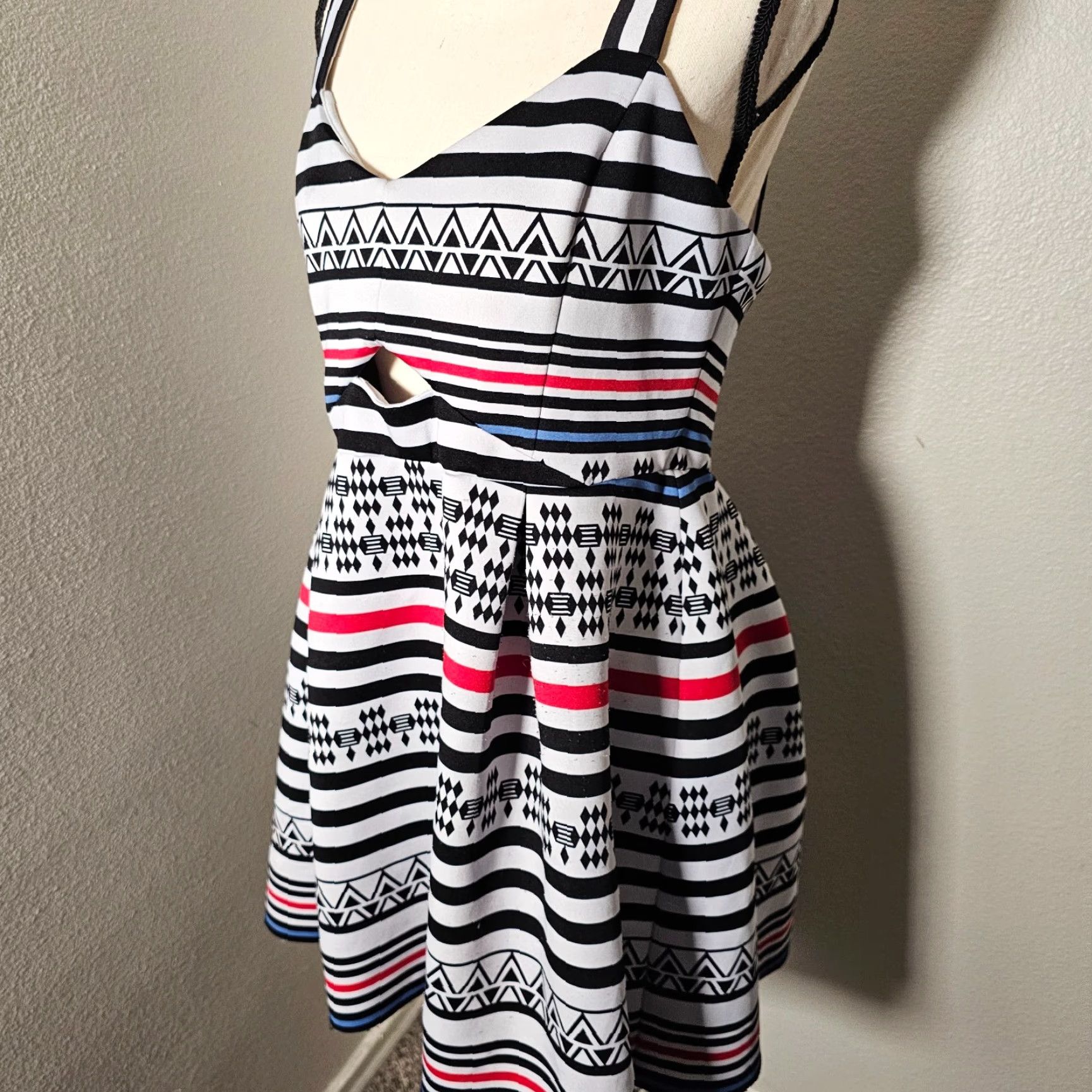 Guess GUESS Women's Short Sheath Dress Sleeveless V Neck Size 12 Aztec Print Stripe Dress Color White Summer Size 34" / US 12 / IT 48 - 2 Thumbnail