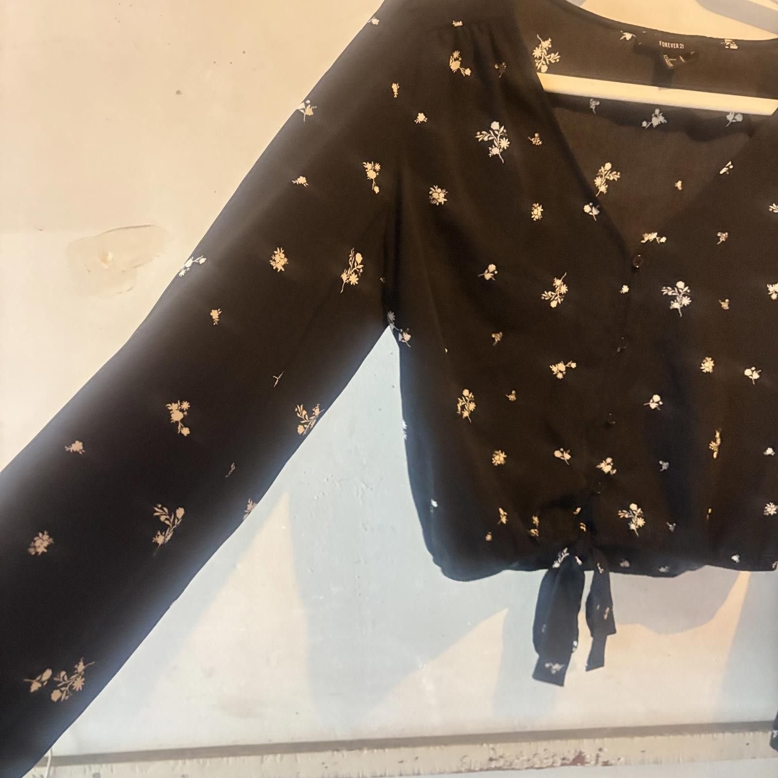 Forever 21 Forever 21 Black Floral Tie-Front Blouse Size L / US 10 / IT 46 - 5 Thumbnail