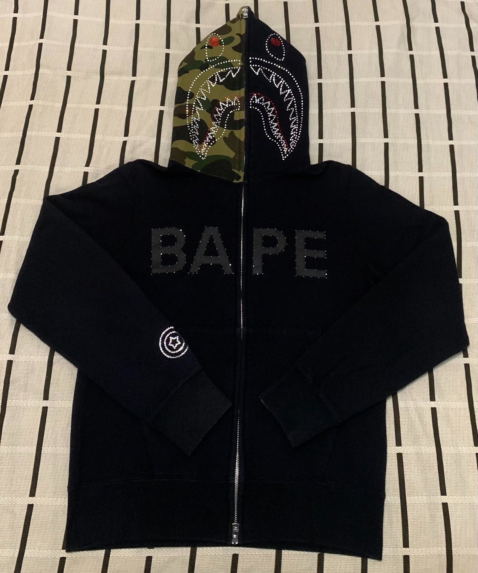 Bape Bape Shark Camo Green Light Jacket S Men Size US S / EU 44-46 / 1 - 1 Thumbnail