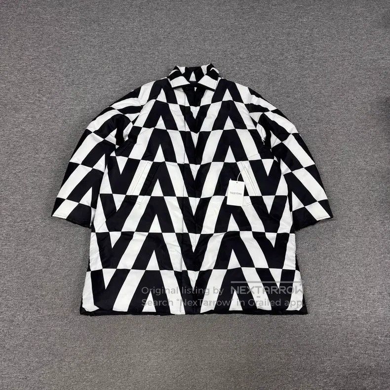 Valentino Valentino Wear a down jacket with a large logo printed on Size US M / EU 48-50 / 2 - 1 Thumbnail