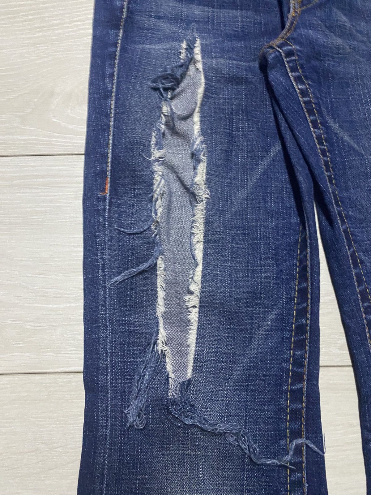 True Religion Woman True Religion Blue Wash Ripped Flare Jeans Size US 28 / EU 44 - 9 Thumbnail