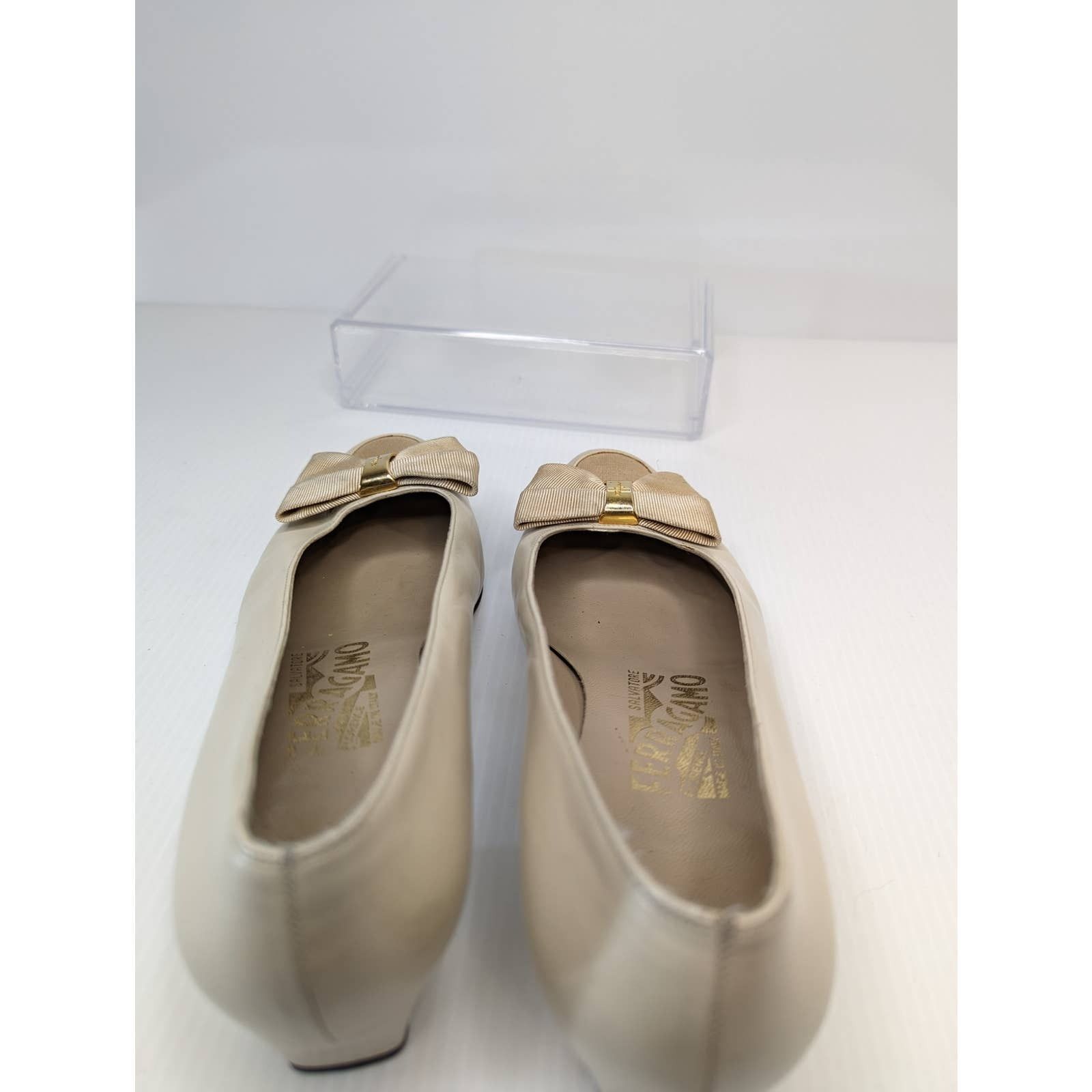 Salvatore Ferragamo vintage Ferragamo pumps heels satin leather cream gold 5.5 Size US 5.5 / IT 35.5 - 3 Thumbnail
