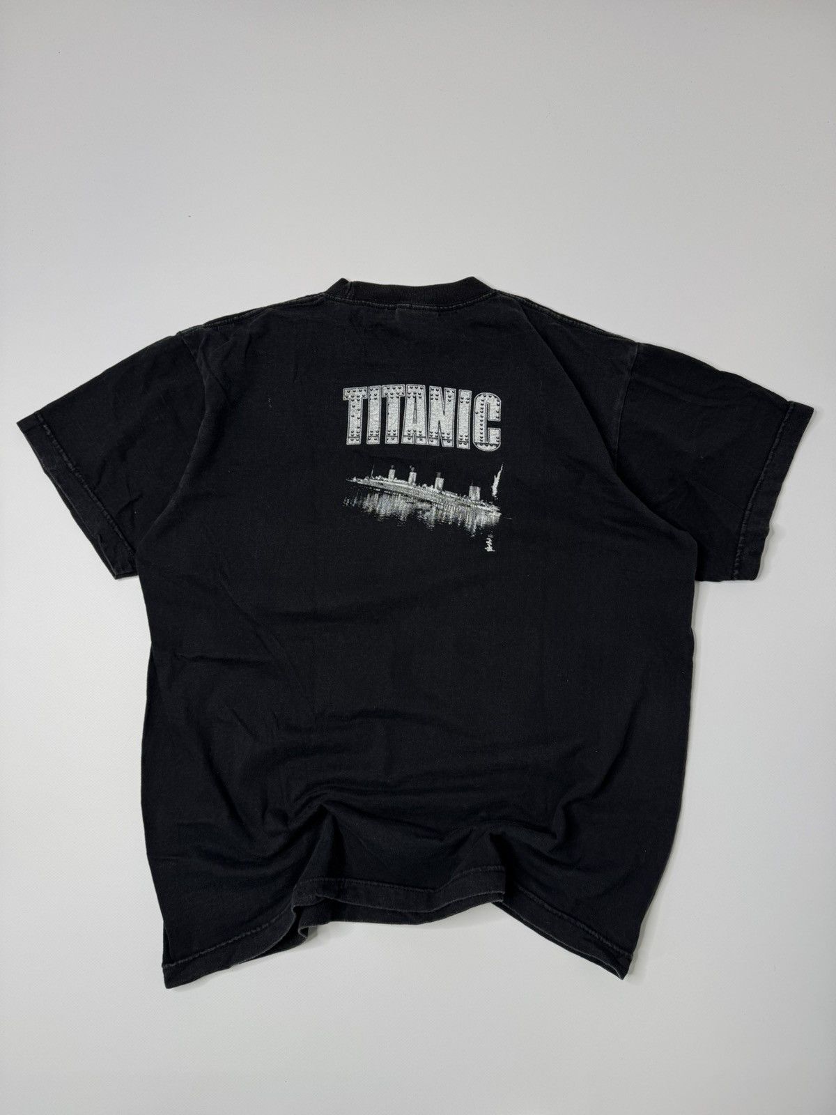 Vintage Vintage 90s Titanic Leo Di Caprio movie tee all over print Size US M / EU 48-50 / 2 - 3 Thumbnail