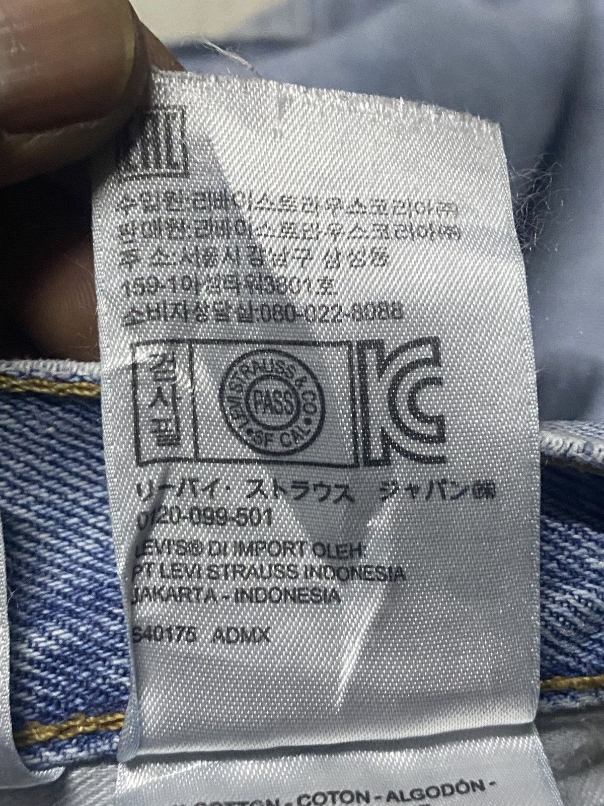 Levi's Vintage Levis 550 Y2K Light Wash Distressed Loose Jeans Size US 35 - 17 Thumbnail