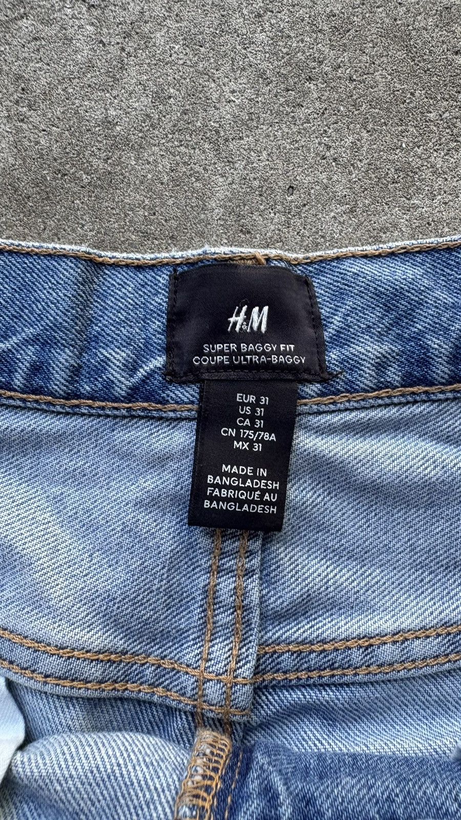 H&M ‘SUPER BAGGY’ DENIM SHORTS Size US 31 - 3 Thumbnail