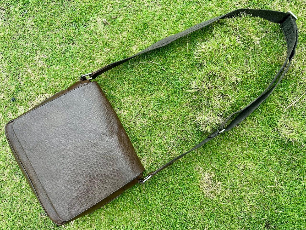 Authentic Louis Vuitton Grizzli Taiga Roman PM Messenger