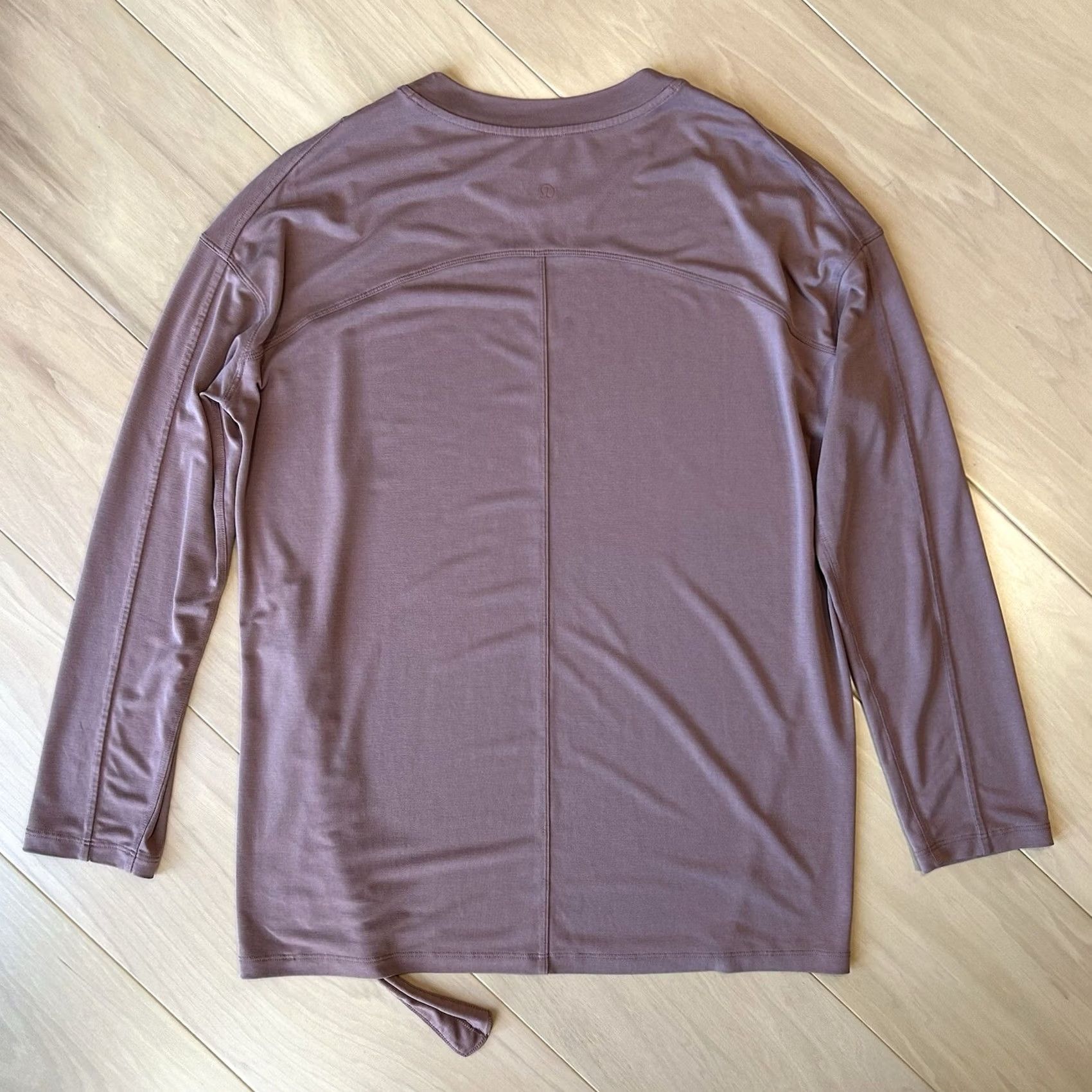 Lululemon Lululemon Shirt Women’s 4 Side Cinch Crewneck Long Sleeve Size S / US 4 / IT 40 - 2 Thumbnail
